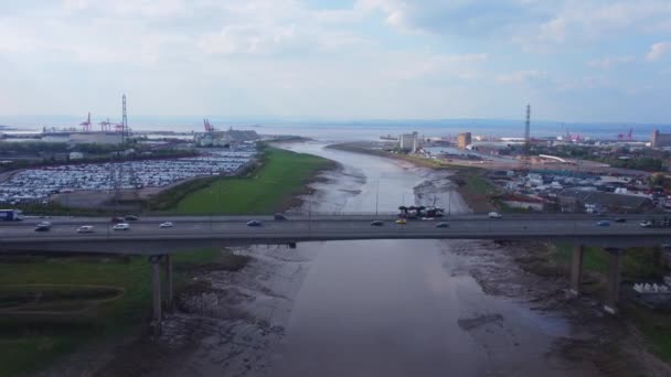 ブリストルのエイボン川上空で撮影された上昇ドローンは 距離で忙しいM5高速道路の橋を見下ろすAvonmouthドックとヘアホールチャンネル — ストック動画