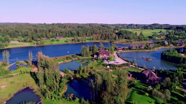 Luchtdrone Achteruit Bewegende Schot Prachtige Lakeside Dorp Amatciems Letland Land — Stockvideo
