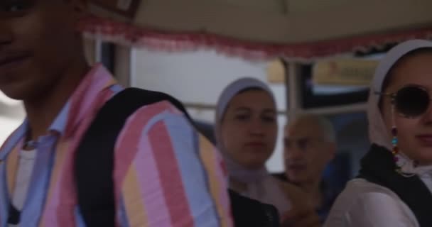 Туристи Лижний Ліфт Махання Арабік Натовп Трясіння — стокове відео