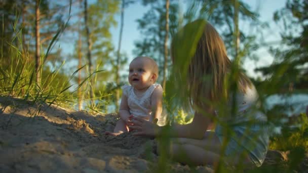 Monate Altes Baby Gesellig Und Sand Spielen Statische Sicht Echtzeit — Stockvideo