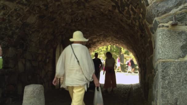 Gente Camina Través Del Largo Túnel Arco Piedra Medieval Día — Vídeos de Stock