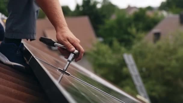 Montaje Paneles Solares Techo Concepto Energía Renovable — Vídeo de stock