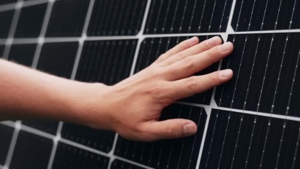 Futuro Energia Verde Acessível Mão Deslizando Através Células Painel Solar — Vídeo de Stock
