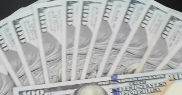 Billetes 100 Dólares Estadounidenses Girando Sobre Mesa Rotación Sentido Contrario — Vídeos de Stock