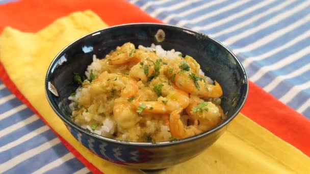 Kameran Kretsar Kring Skål Med Kokosnötsbaserade Räkor Eller Räkor Curry — Stockvideo