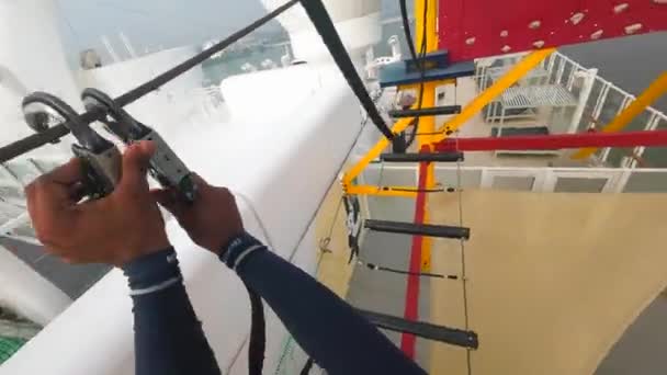 Indoor Klettern Mit Helm Auf Einer Kreuzfahrt Singapur Sport Sicherheitsleine — Stockvideo