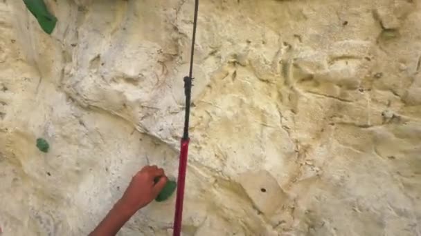 Indoor Kletterhelm Auf Einer Kreuzfahrt Singapur Sport Sicherheitsleine Seilsportler Hand — Stockvideo