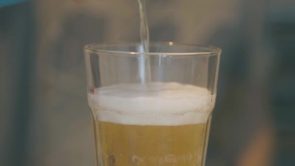 Ragazzo Versa Birra Bicchiere Rallentatore Dettagli Della Schiuma Aumento — Video Stock