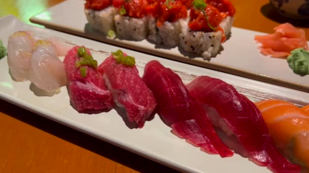 Belle Sélection Sushis Traditionnels Dans Restaurant Japonais Rouleau Thon Épicé — Video