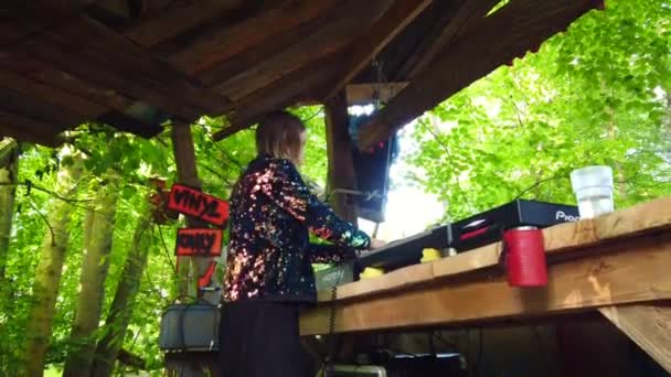 Festiwalowy Artysta Spódnicą Glitter Jacket Sznurówek Kobieta Pracy Festiwalu Muzycznym — Wideo stockowe