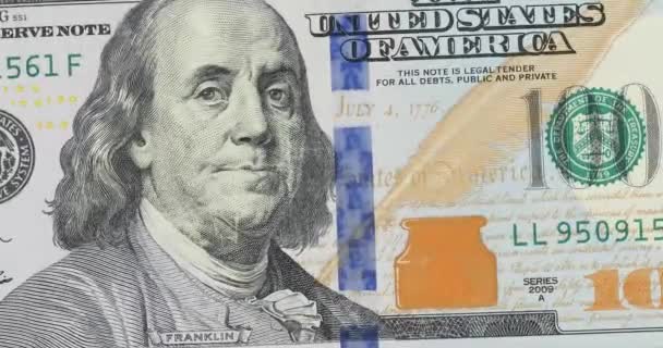 Feche Notas 100 Dólares Americanos Que Caem Sobre Mesa Contagem — Vídeo de Stock