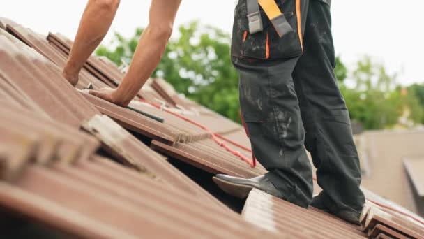 Handyman Fixing Roof New Tiles Work Hight — Stock Video