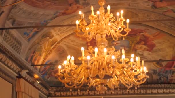 美しい古いライトアップの低角度ショットパラッツォ プレシオ ボローニャ イタリアの市議会ホール内のシャンデリア — ストック動画