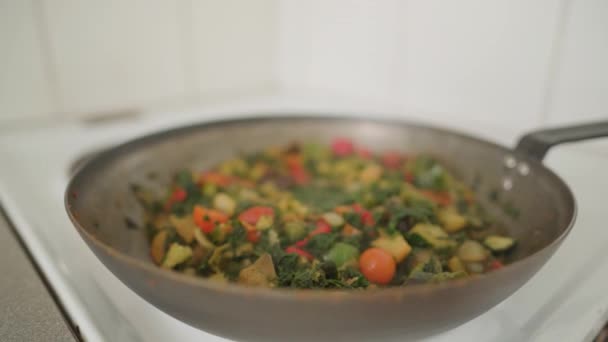 鍋に様々な野菜が揚げられます スローモーション 閉じろ — ストック動画