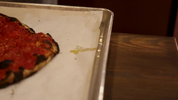 Sally Apizza Tomato Pizza New Haven Connecticut Video Panning Right — Stock Video