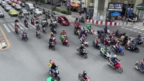 무거운 오토바이와 교통은 로드와 로드에서 이루어 — 비디오
