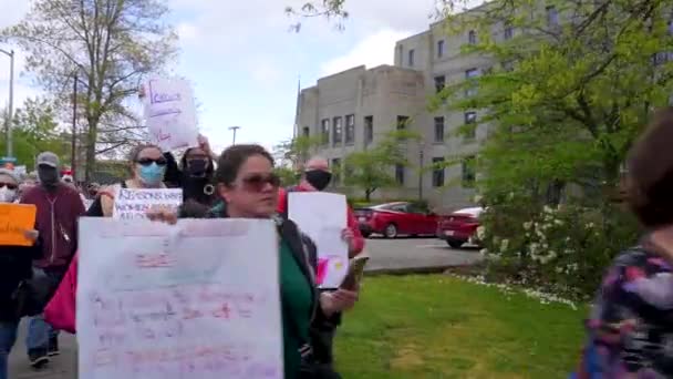 Manifestantes Olympia Washington Desafían Disolución Del Derecho Aborto Estados Unidos — Vídeos de Stock