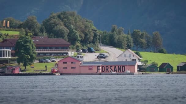 Kustby Forsand Kommun Skogstäckt Bergstorn Bakgrunden Sakta Backarna Panorera Höger — Stockvideo