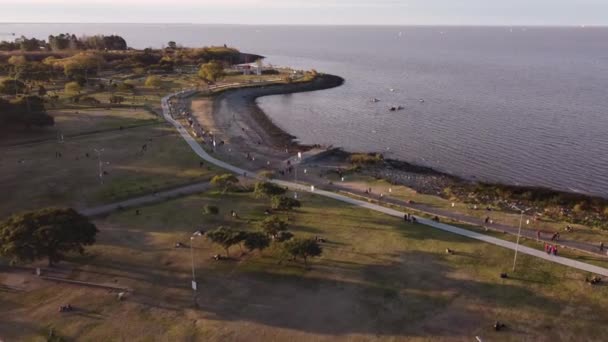 Widok Powietrza Park Przybrzeżny Vicente Lopez Wieloma Osobami Spokojnej Wody — Wideo stockowe