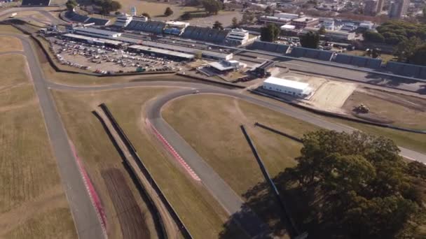 Luchtfoto Drone Kantelen Uitzicht Witte Klassieke Vintage Race Auto Rijden — Stockvideo