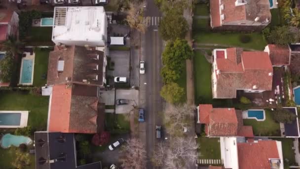 ブエノスアイレスでの車の運転 リッチヴィラ近所 オーバーヘッド航空 — ストック動画