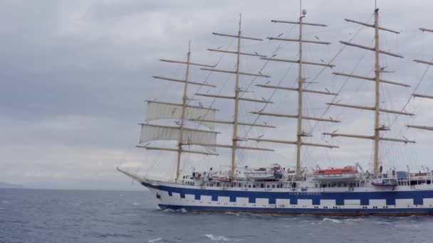 Χαμηλή Κεραία Royal Clipper Sailing Cloudy Sky Greece — Αρχείο Βίντεο