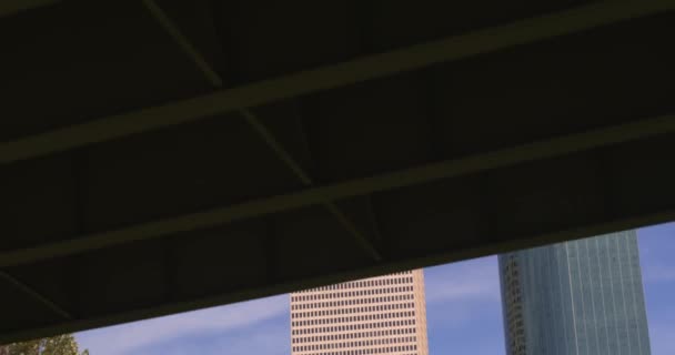 Alhainen Kulma Antenni Näkymä Pilvenpiirtäjiä Keskustassa Houston — kuvapankkivideo