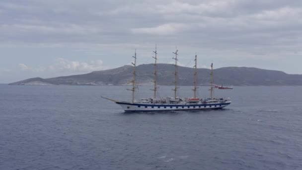 Royal Clipper Ιστιοπλοΐα Κάτω Από Συννεφιασμένο Ουρανό Στην Ελλάδα — Αρχείο Βίντεο