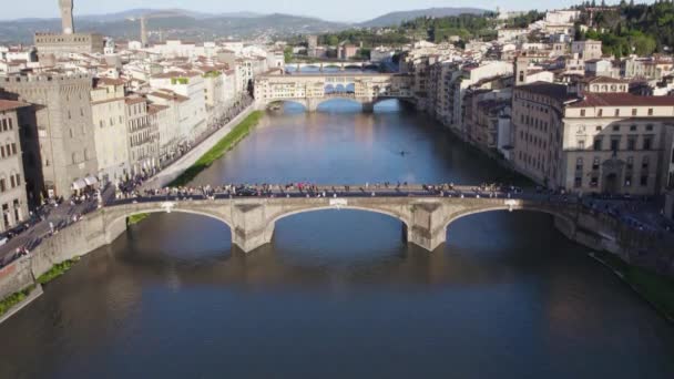 Top Widok Turystów Moście Świętej Trójcy Robienie Zdjęć Ponte Vecchio — Wideo stockowe