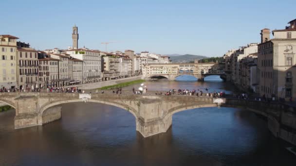 Travelers Crossing Holy Trinity Bridge Arno River Florence Aerial Arc — Stock Video