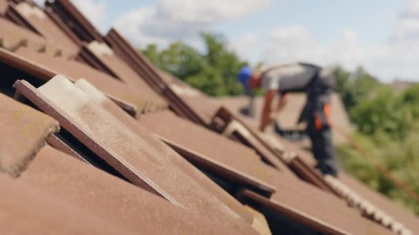 Trabajador Borroso Techo Instalación Paneles Solares Ecológicos Soportes Barandilla — Vídeo de stock