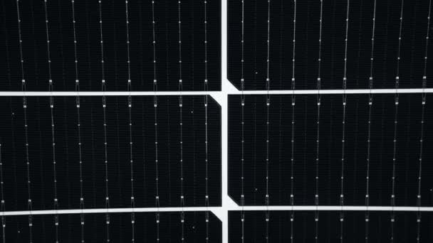 黑效率较高的太阳能电池板电池 放大后显示出太阳能组件 — 图库视频影像