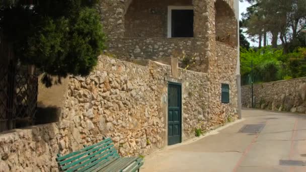 이탈리아 카프리에 역사적 건물의 여자의 — 비디오
