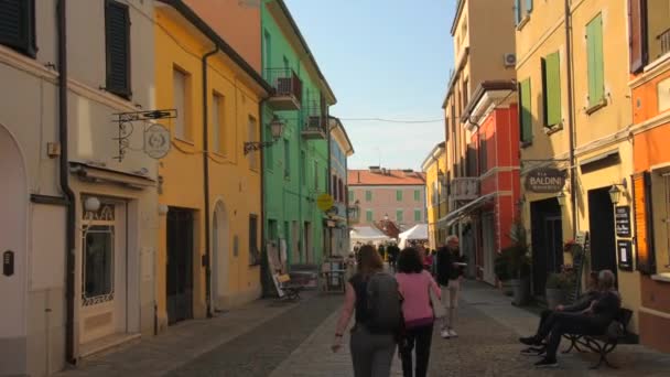 Escena Diurna Turistas Lugareños Calle Con Coloridas Casas Casco Antiguo — Vídeos de Stock