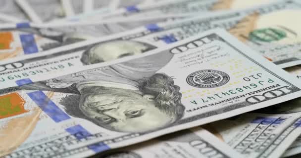 桌上有100美元和100美元的钞票 关闭美国的货币 — 图库视频影像