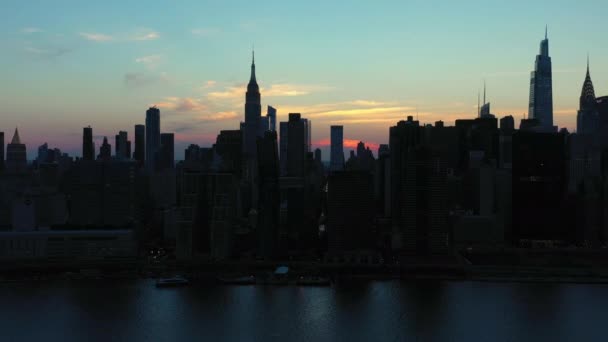 Antena Pochyla Się Kierunku Legendarnej Panoramy Midtown Manhattan Dramatycznym Zmierzchu — Wideo stockowe