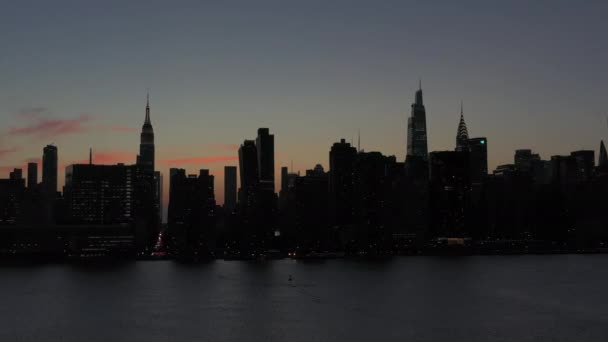 Snabb Diagonal Antenn Flygning Mot Manhattan Vid Vacker Skymning Solnedgång — Stockvideo