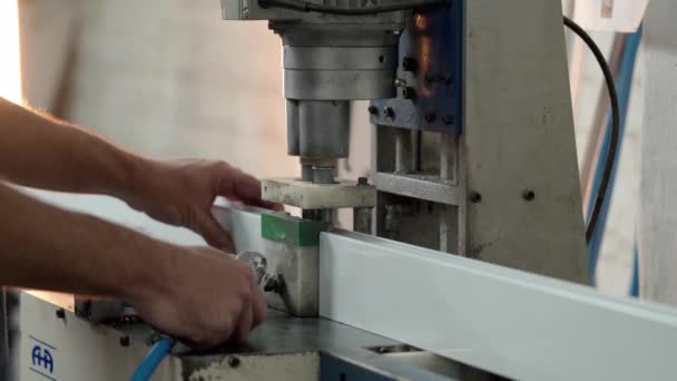 Manos Hombre Que Utiliza Máquinas Perforación Hierro Para Perforación Barras — Vídeo de stock