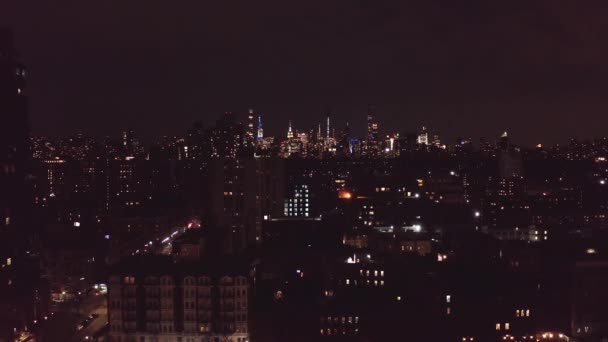 Vznášející Anténní Pánev Nad Čtvrtí Harlem Noci Midtown Třpytí Dálce — Stock video