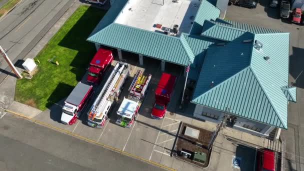 Disparo Aéreo Levantándose Alejándose Estación Bomberos Anacortes — Vídeo de stock