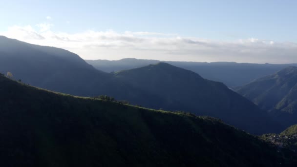 インドのメガラヤで早朝に折り畳まれた山のシルエットの劇的な眺め 空中ドローンショット — ストック動画