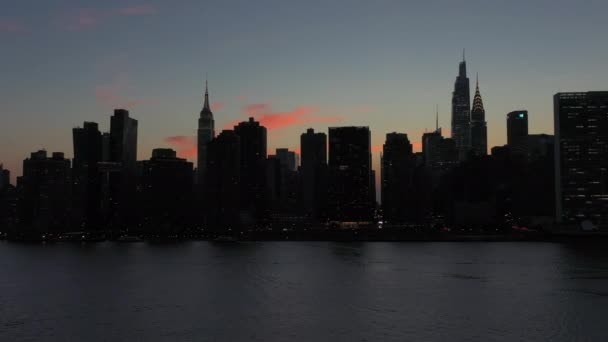 Northbound Aerial Trucking Shot Silhouetted Manhattan Skyline Dusk — Stock Video