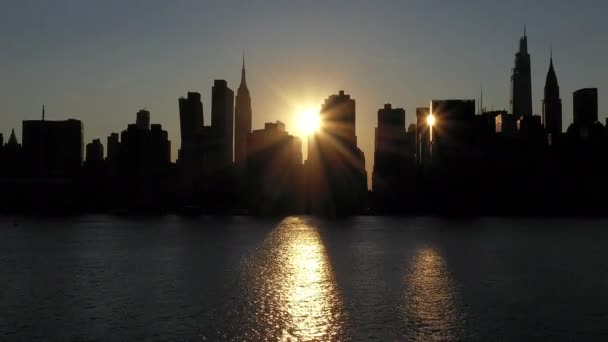 Underbar Lutning Upp Mot Midtown Manhattan När Solen Intensivt Skiner — Stockvideo