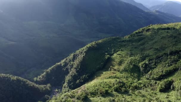 Morgon Solljus Genom Green Forest Mountainscape Meghalaya Indien Flygdrönare Skjuten — Stockvideo