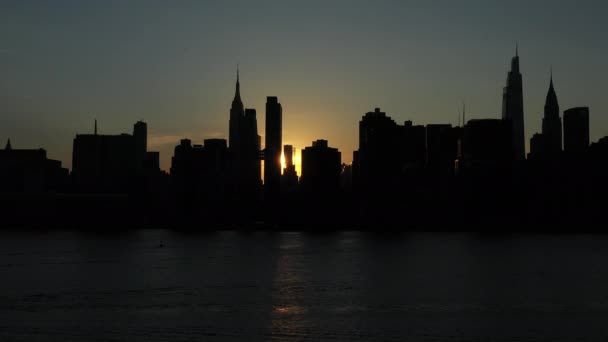 Stationary Shot Just Glimpse Rare Manhattanhenge Phenomenon Beautiful Silhouette Legendary — Stock Video