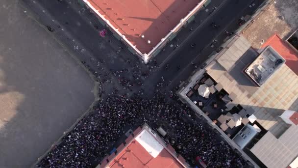 Drone Video Van Menigte Een Van Belangrijkste Straten Van Puebla — Stockvideo