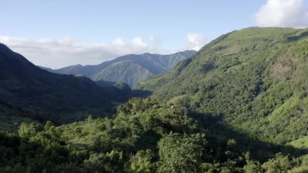 在印度梅加拉亚 覆盖着茂密热带雨林的野山山脉风景 空中广射炮 — 图库视频影像