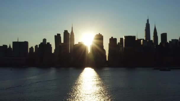 Helder Kantelen East River Kijken Naar Zeldzame Manhattanhenge Fenomeen Zijn — Stockvideo