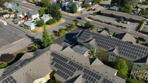 Elevação Aérea Acima Complexo Aposentadoria Com Painéis Solares Alinhando Telhado — Vídeo de Stock