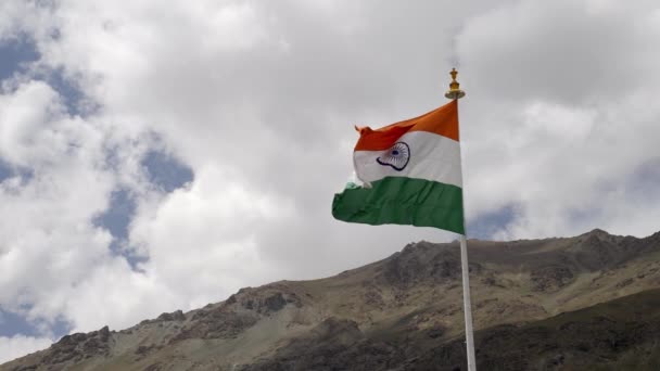 National Flag Waving Cloudy Sky Kargil War Memorial Dras Ladakh — Stock Video